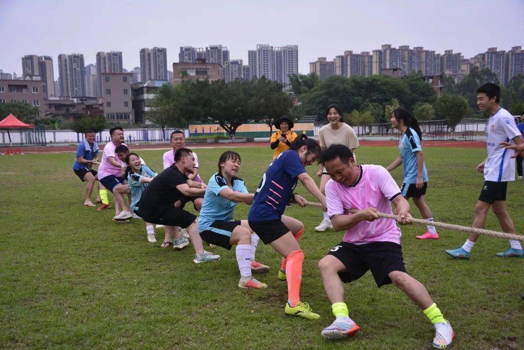最后,以一场欢乐的拔河友谊赛,为2023年清远市华侨中学第二届凤凰杯