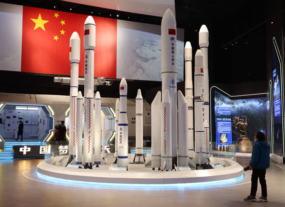2023年4月24日,游客在中国航天博物馆参观
