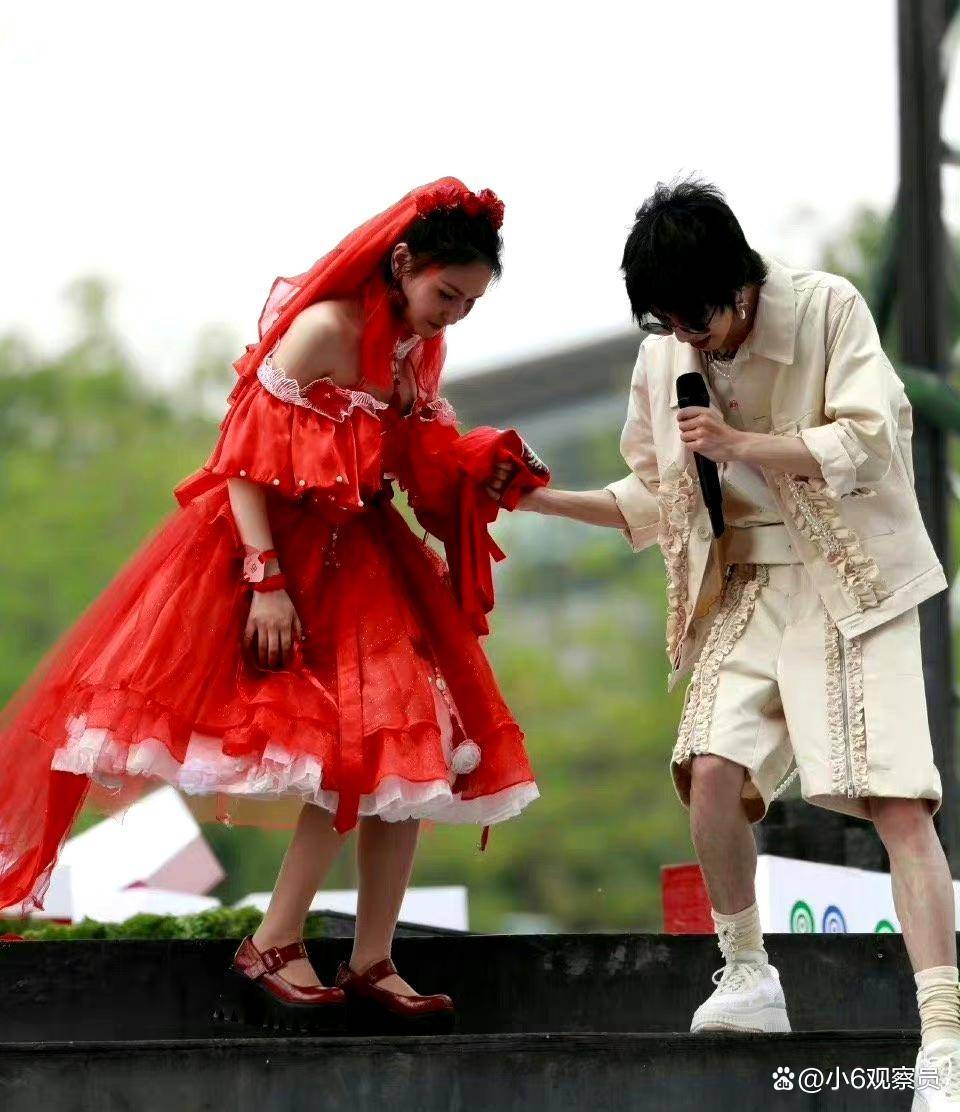 在华晨宇火星演唱会上,随机抽中了一位穿着红色婚纱的歌迷上台_花火新