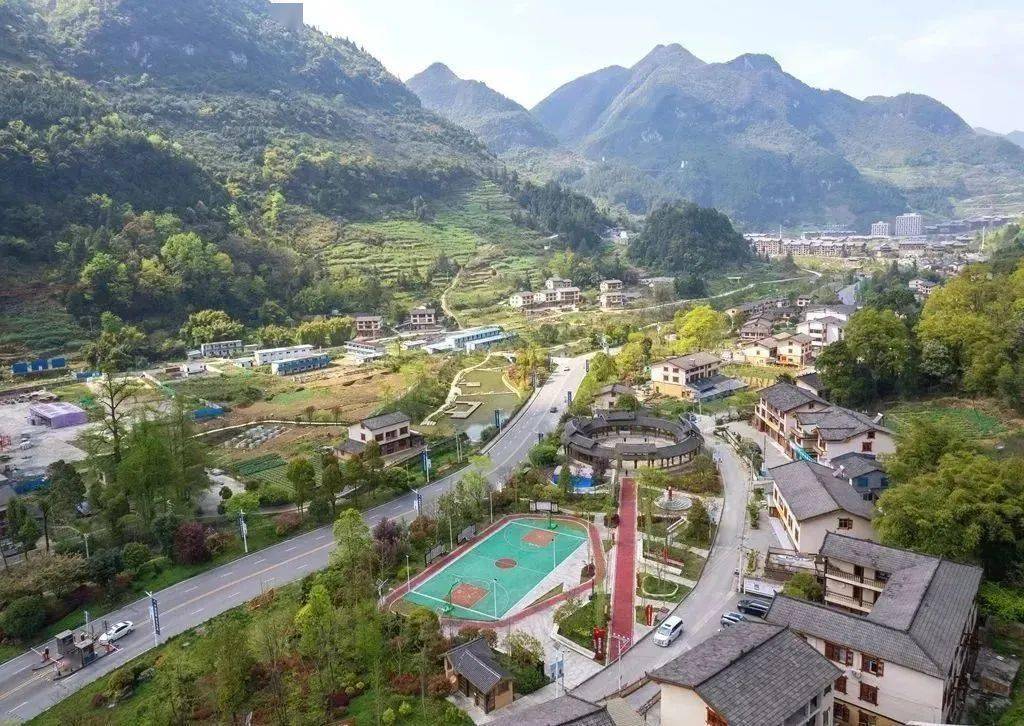 从道真县城出发,沿243国道北行30公里,大磏镇文家坝村掩映青山翠绿间