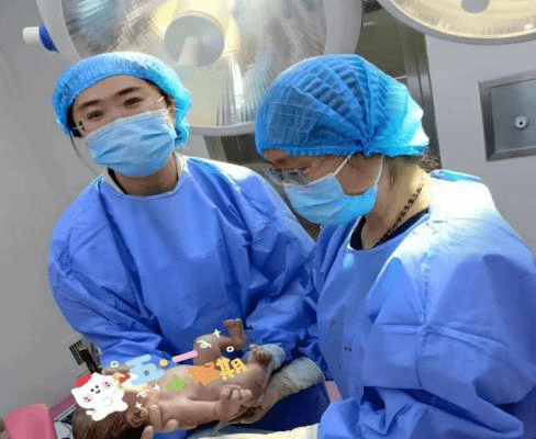 检查,发现胎膜已破,羊水偏少,宫口开大2cm,宫颈近消失,遂与管红医生