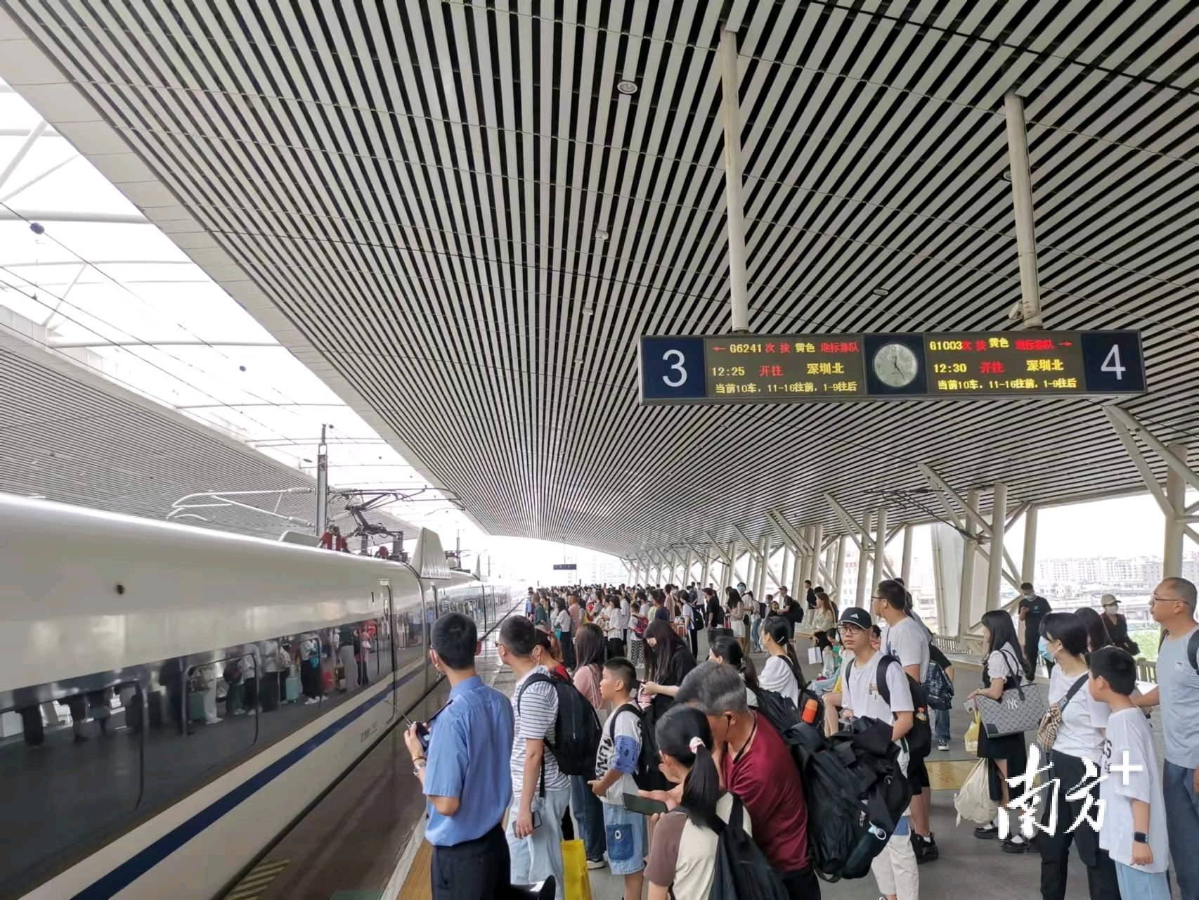 虎门高铁站这个"五一"很火爆_列车_铁路_服务人员