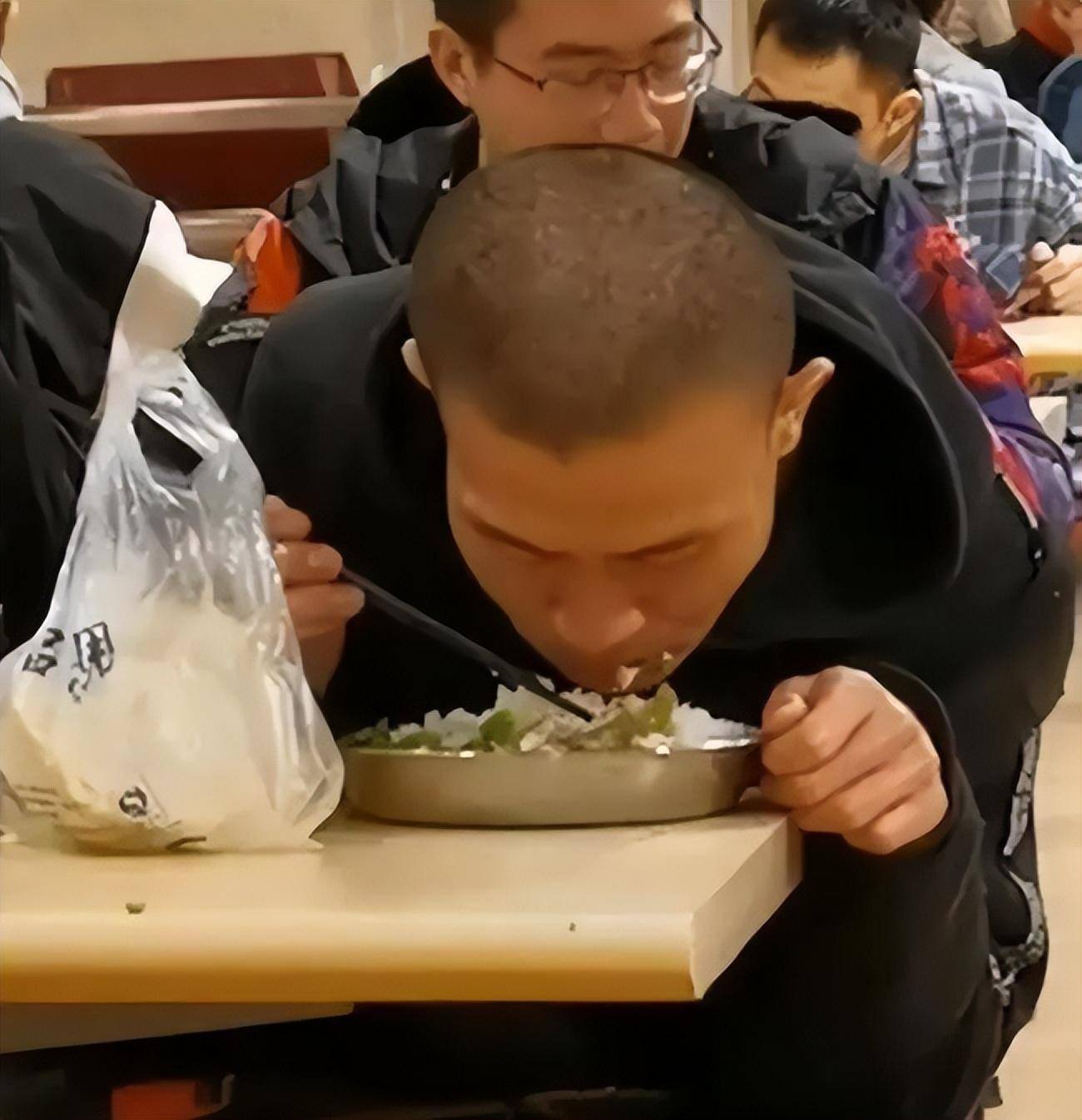 被拍,在食堂就餐模样让人感慨:他的心中或许只有数学_韦神_同学_北大