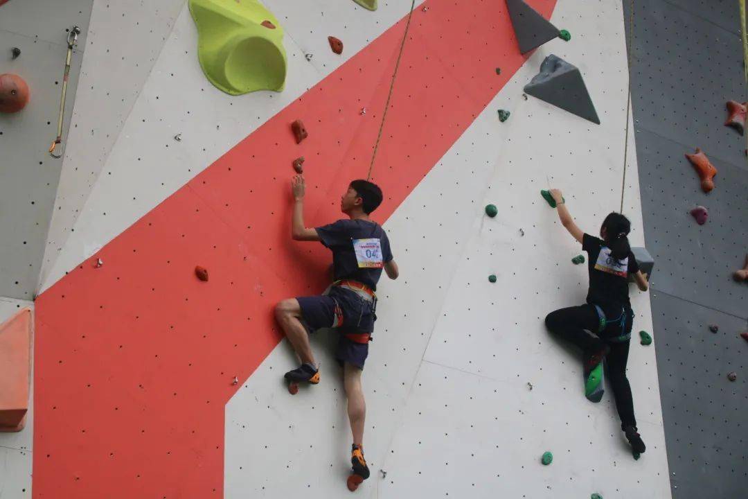 会"中国体育彩票杯"攀岩比赛在九龙坡区华岩壁虎王国家攀岩示范公园