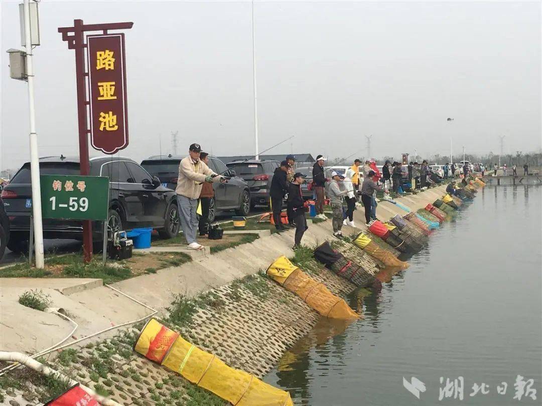 钓鱼经济:一杆"钓"出百亿大产业_路亚岸_休闲_钓场