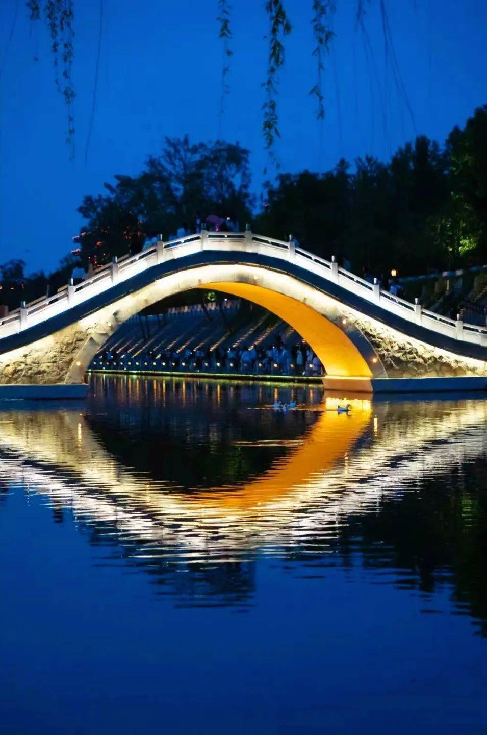 一座"月亮桥"而是安定门外南侧护城河上的当然不是天上的月亮西安的