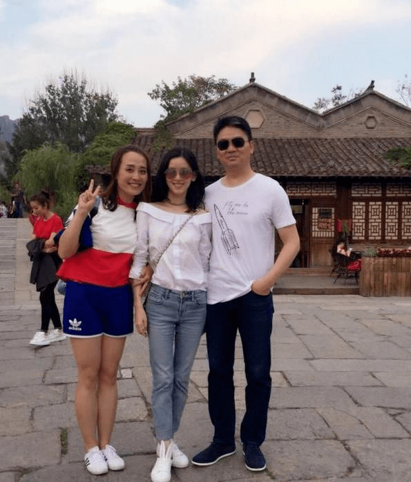 刘强东夫妻在公园散步似父女!