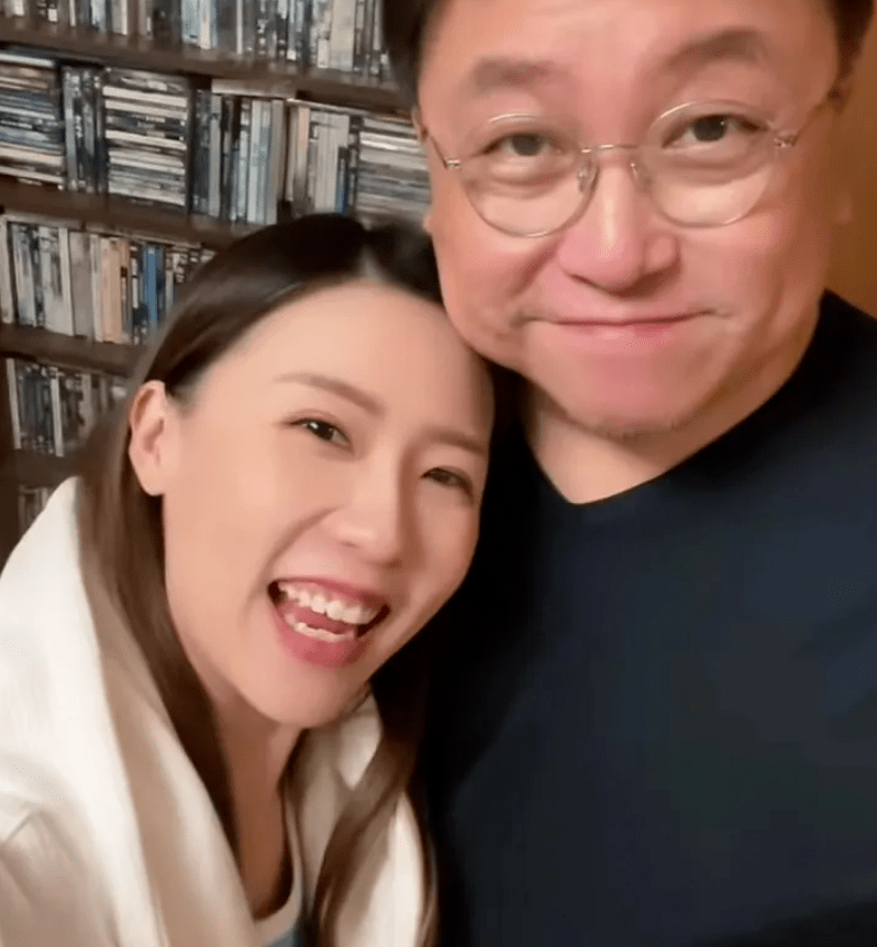 王晶庆祝68岁生日,妻子老态憔悴像两代人,当着老婆面与女星亲热_丁德君_女儿_网友