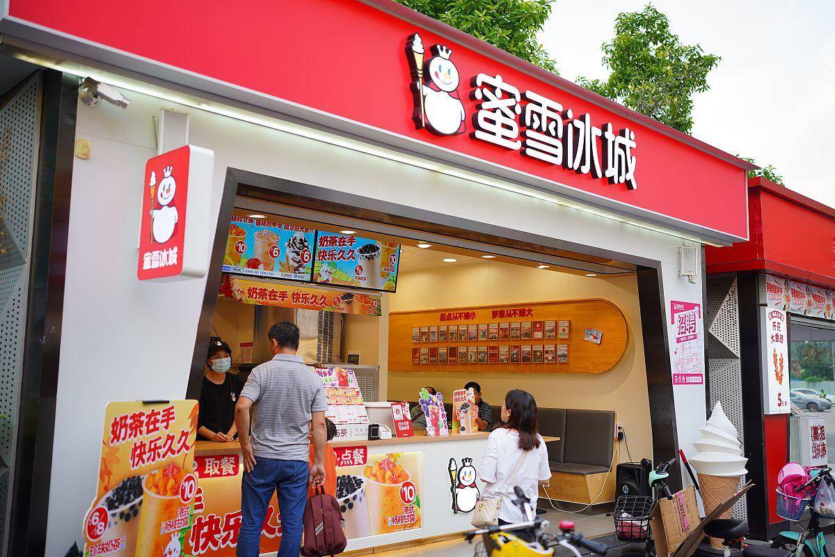 女子称在蜜雪冰城中喝到蟑螂 店家：正在核查会