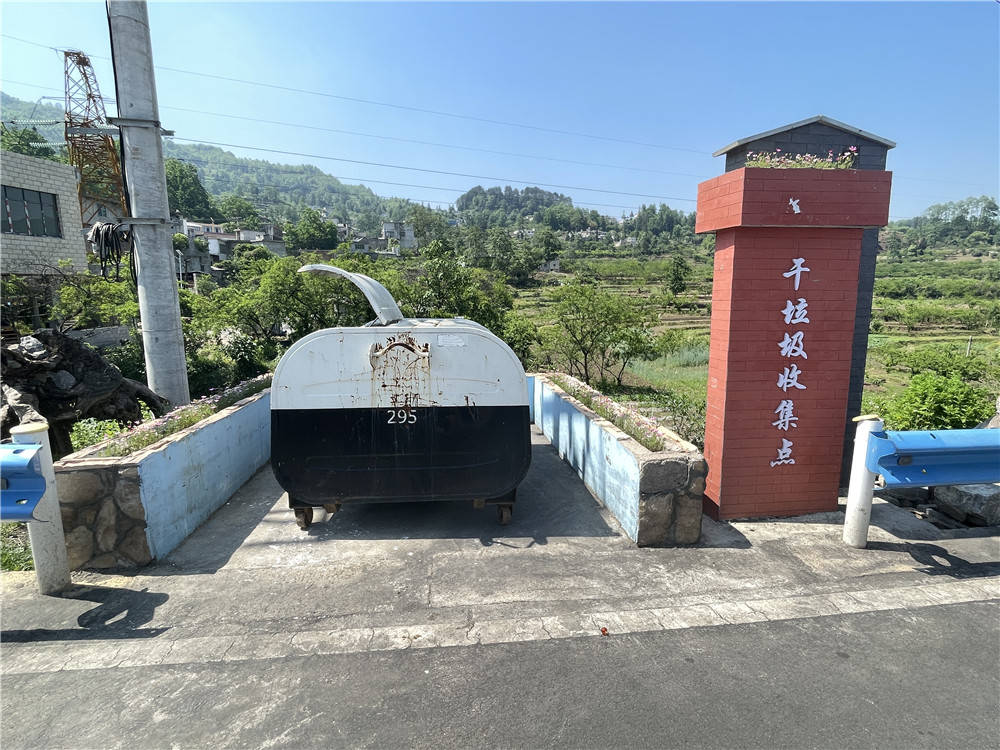 清镇市新店镇:"扮靓"垃圾收集点 给垃圾箱创造一个"家"_分类_宣传_收