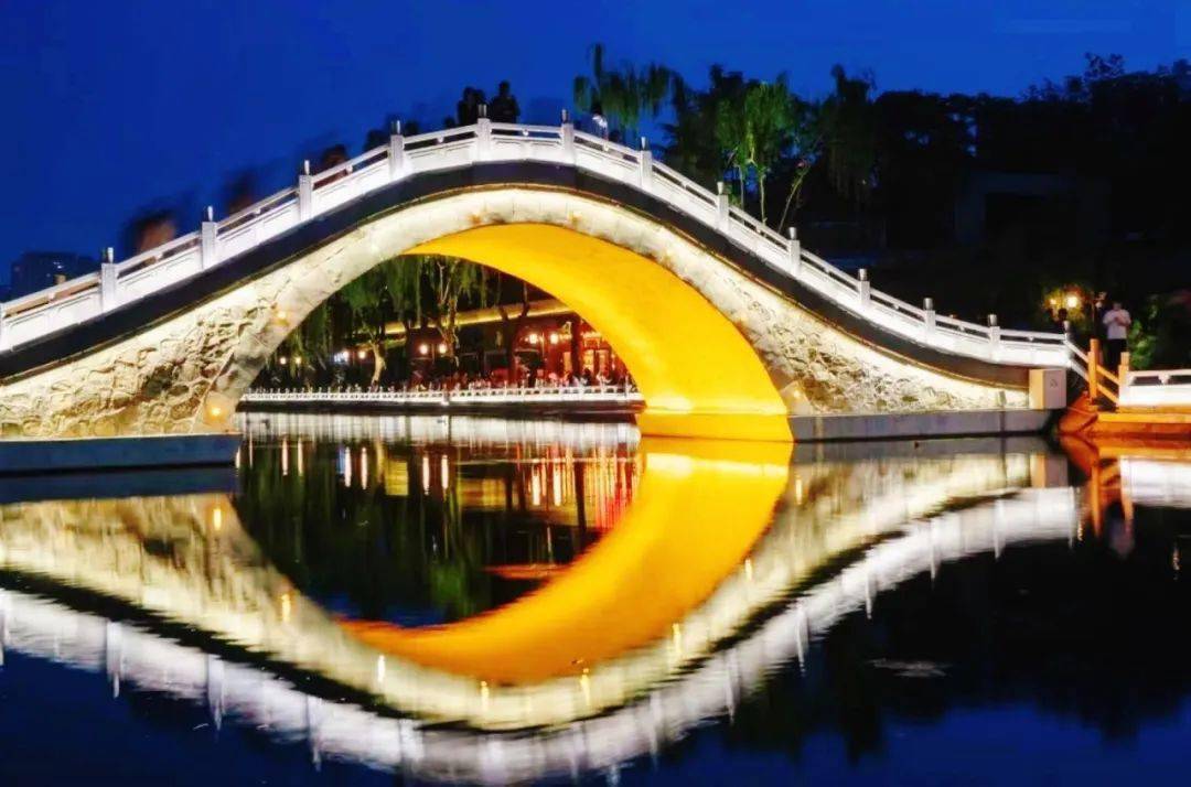 城墙下的"瑶台镜" 来这里打卡的都是"嫦娥"_月亮_美景_明月