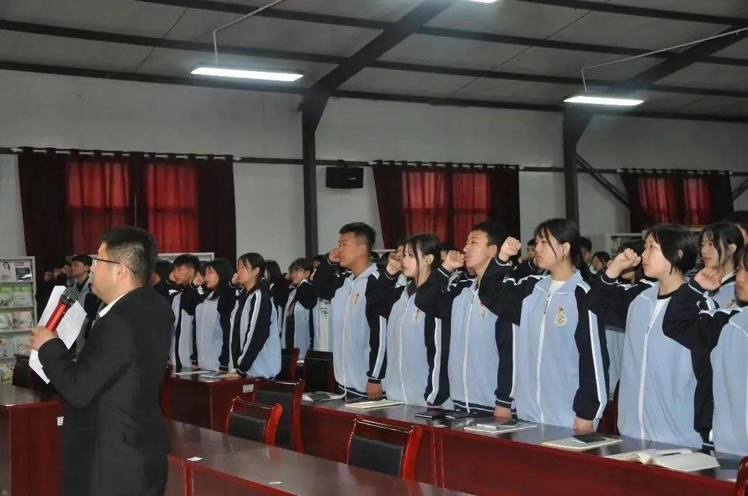 【入团仪式】心中有光正青春——赞皇县职教中心举行新团员入团暨优秀