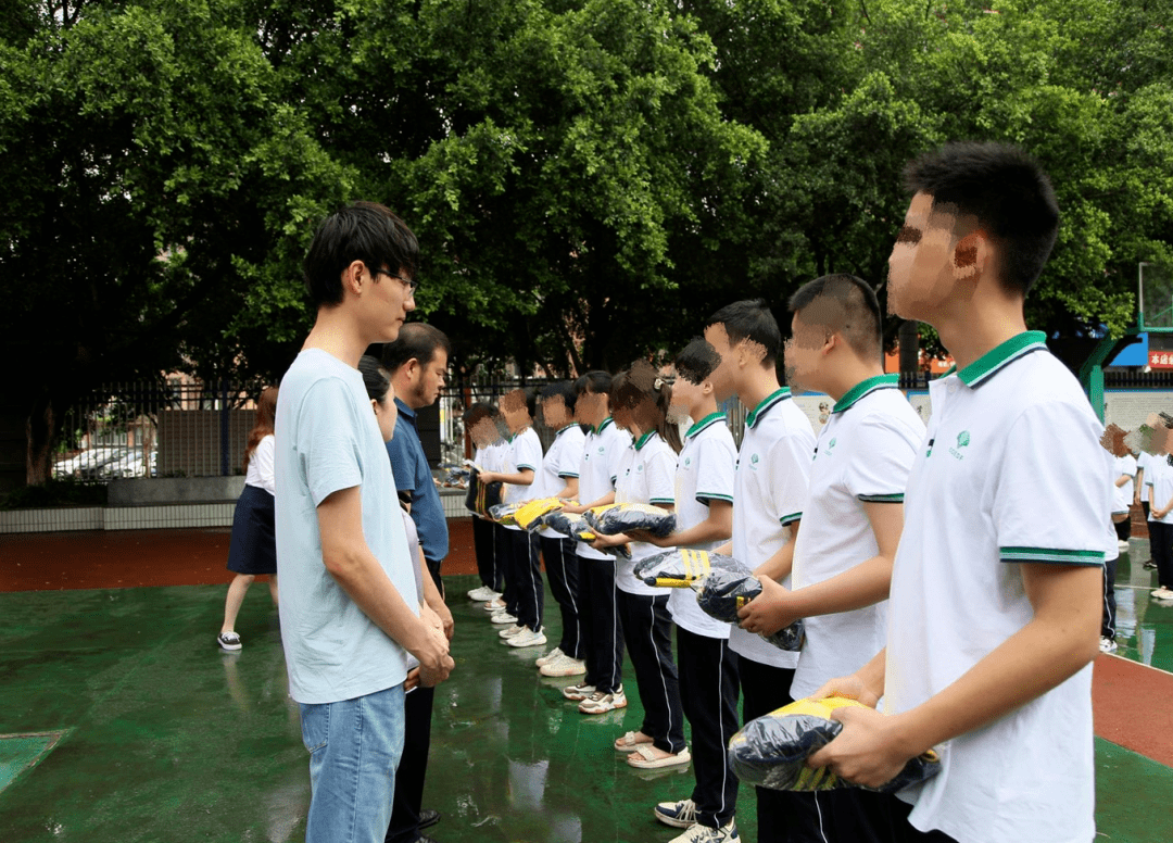 云阳这所学校收到爱心捐赠~_人士_商业_校服