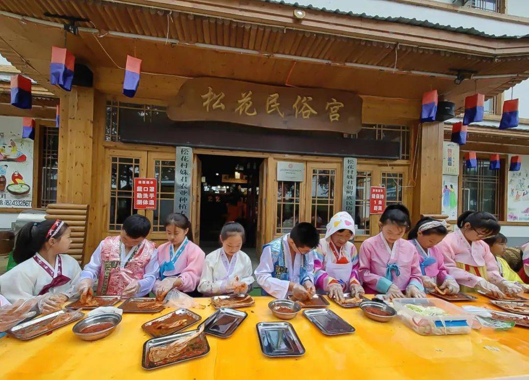 4月以來,隨著鄉村旅遊市場的回暖,安圖縣松江鎮松花村迎來了遊客潮.