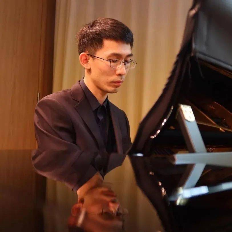 钢琴 陈之豪向上滑动阅览3 岁半开始学琴,师从上海交响乐团团长周平