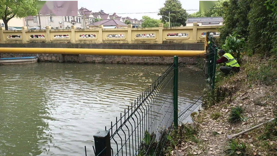 集镇区管委会及时处置安装了明华路春申塘河道岸边缺少防护栏等安全
