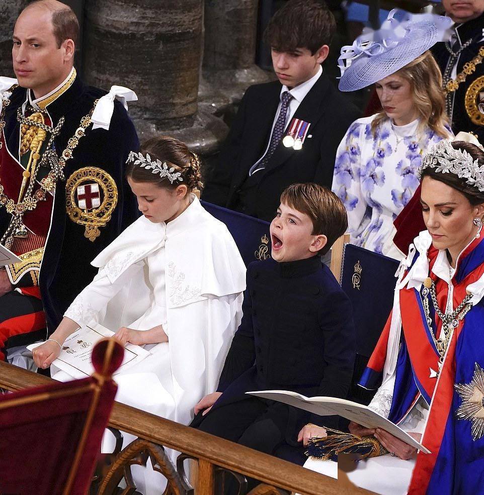 五岁路易斯王子加冕典礼打哈欠,可爱调皮抢镜,引粉丝兴奋开心