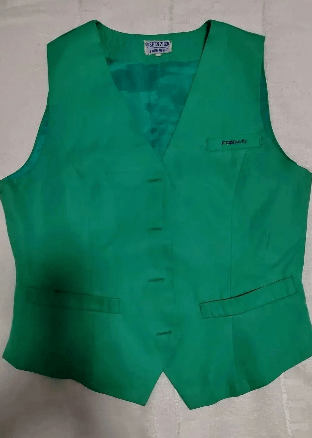 昆山园区肖红霞我1997年入职富士康,收到公司发的第一套工衣——马甲