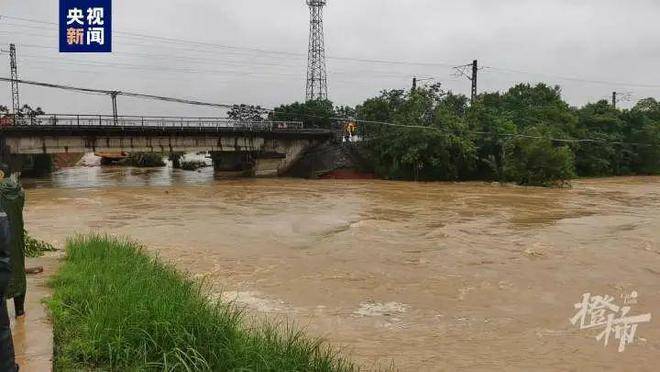 强降雨导致萍乡市武功山景区,宜春樟树市等地乡村遭遇洪涝灾害.