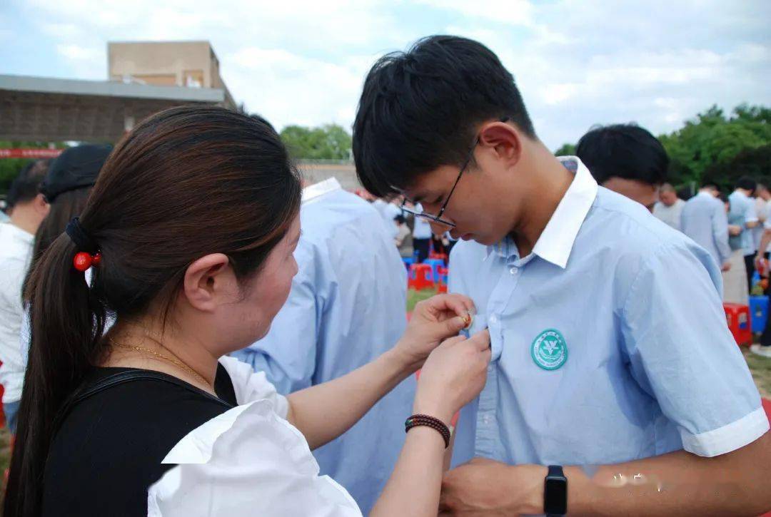 【五四青年节】义亭中学为高三学子举行"追寻梦想,成就自我"成人仪式