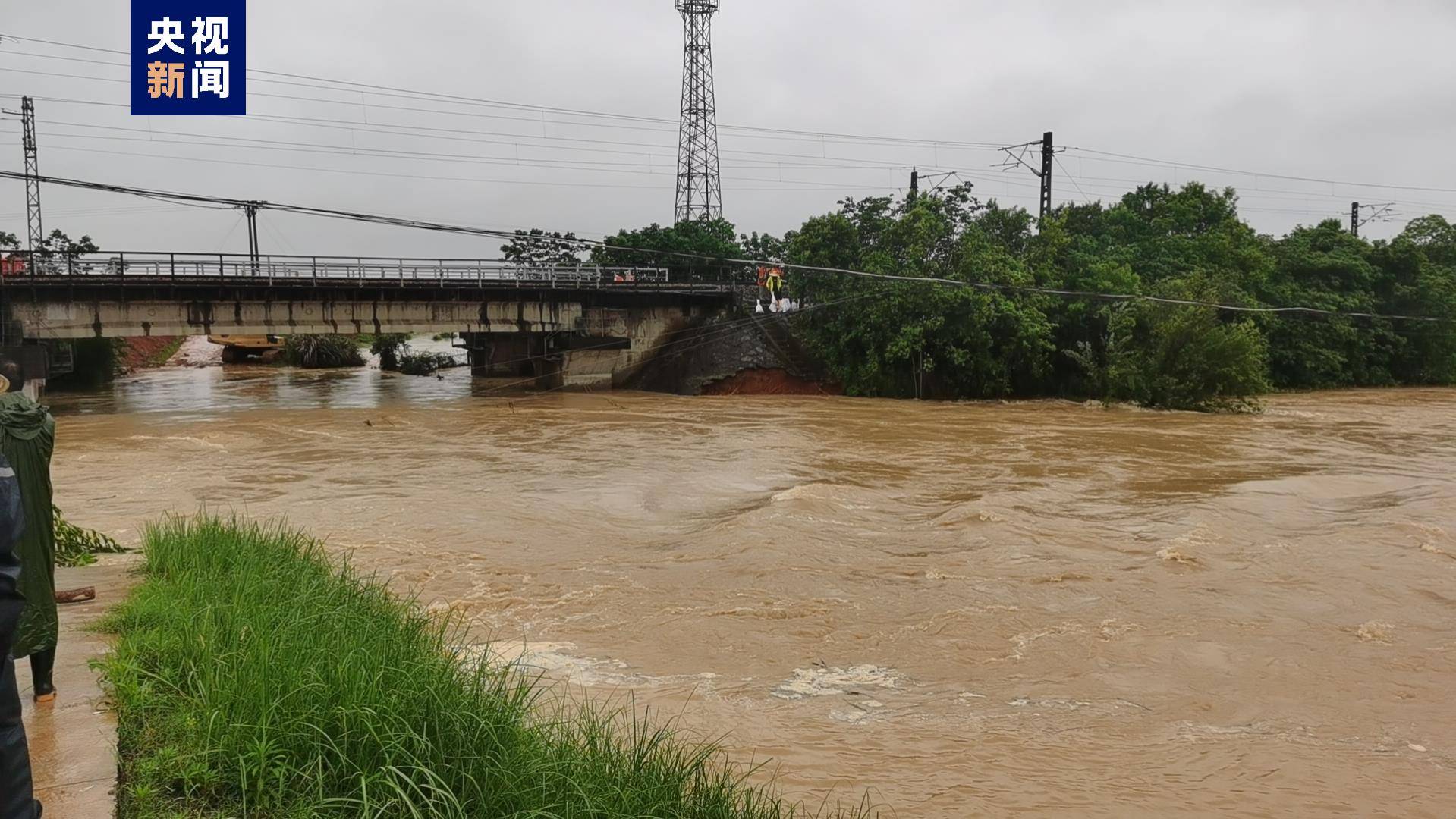 江西丰城一河堤溃口，200余人受灾，当地正在紧急救援