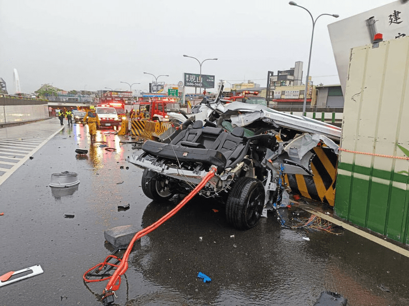 台媒:台中发生严重车祸,特斯拉猛撞护栏车身几乎解体,两人死亡_调查_男子_车体