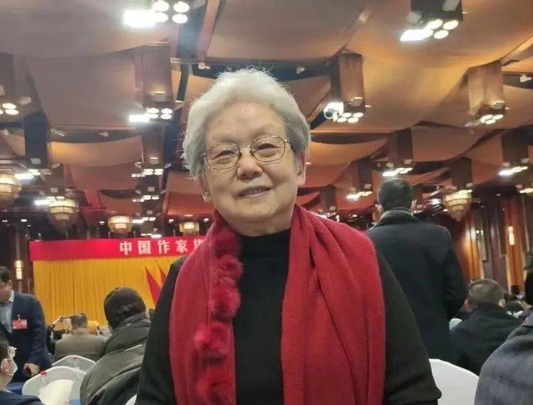 方族文:石楠之歌_苦难_女性_志向