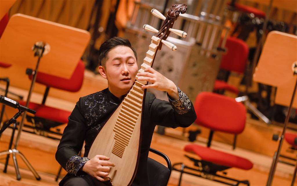 此外,江洋为本场音乐会特别作曲的琵琶重奏《青色烟雨——为四把琵琶