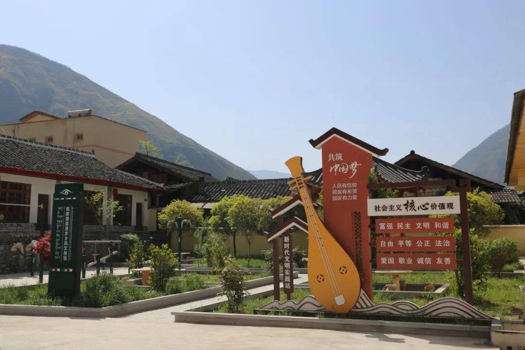 在推进创建工作中,九寨沟县将县城所在地南坪镇和全国文明村镇漳扎镇