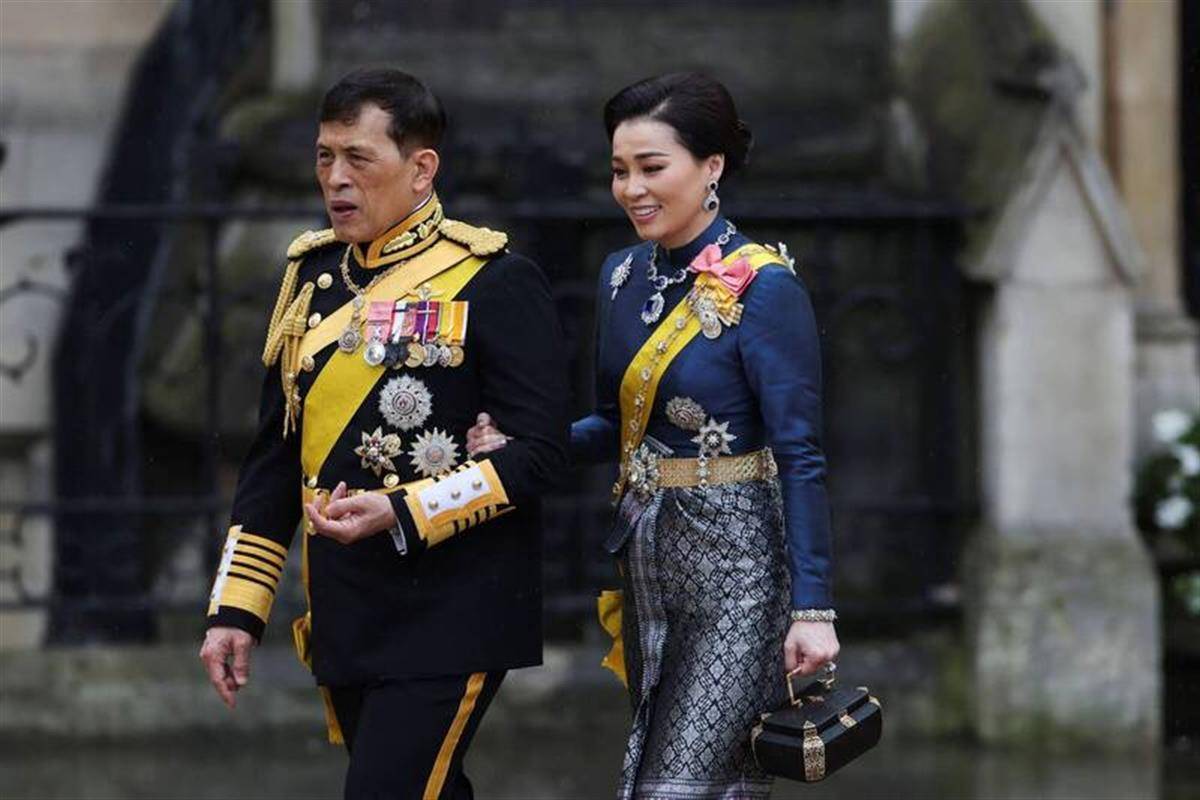 泰国国王携王后现身英王加冕礼，昔日宠妃诗妮娜下落引关注