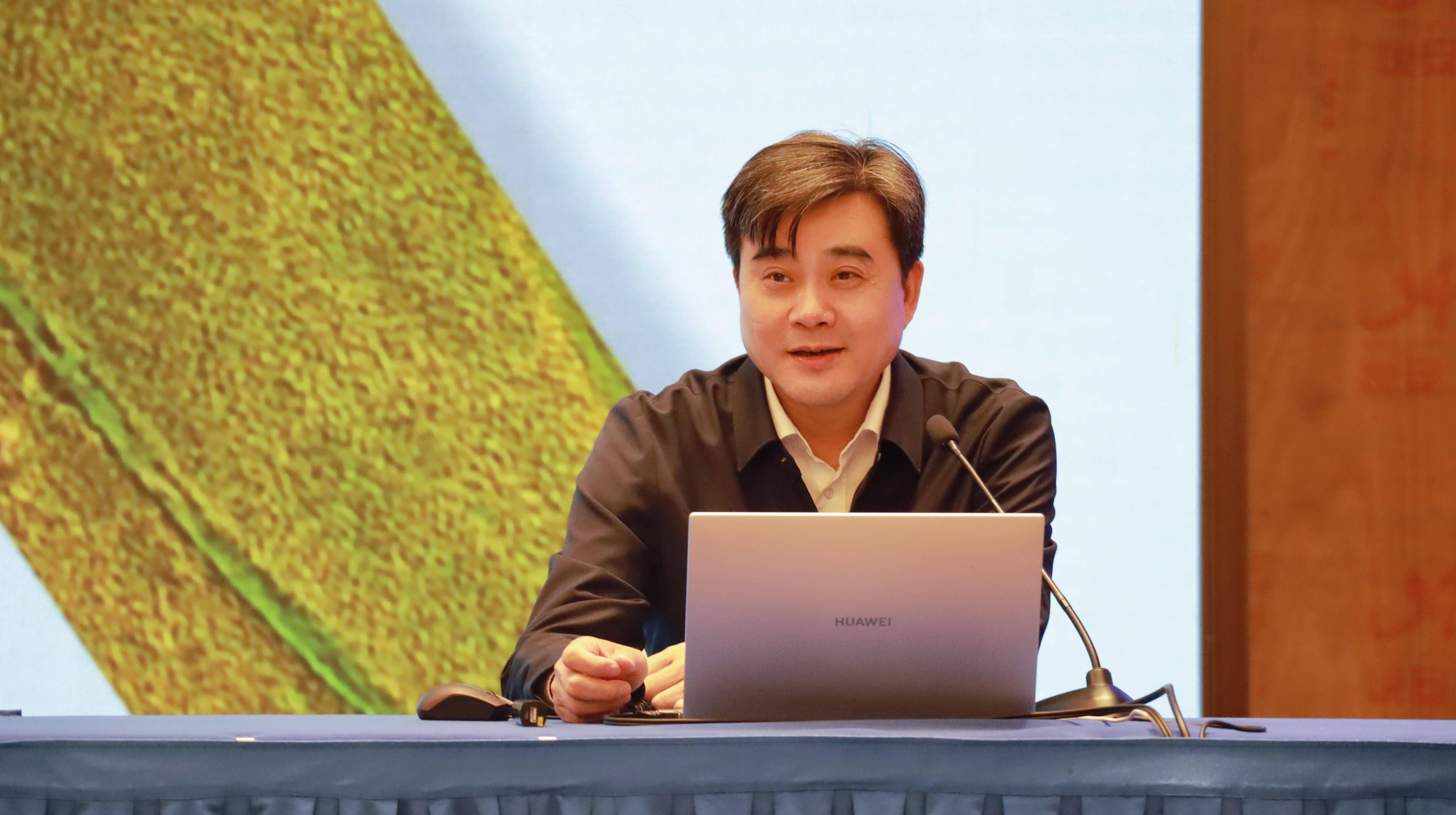 市委书记朱洪武,市委副书记,市长陈爱林,深圳大学副校长周辉,市领导
