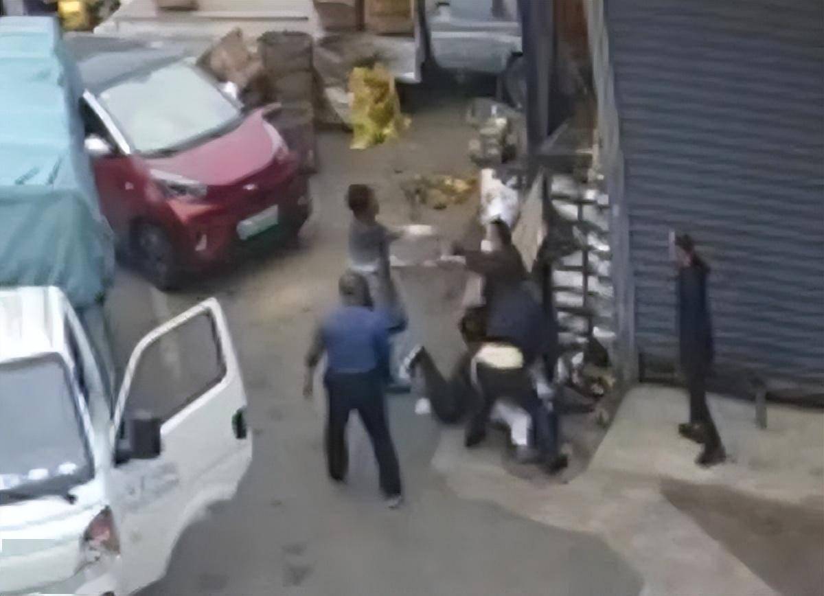 父子遭群殴还手被拘，警方认定互殴…互殴和正当防卫如何界定？-父子打架会被拘留吗?