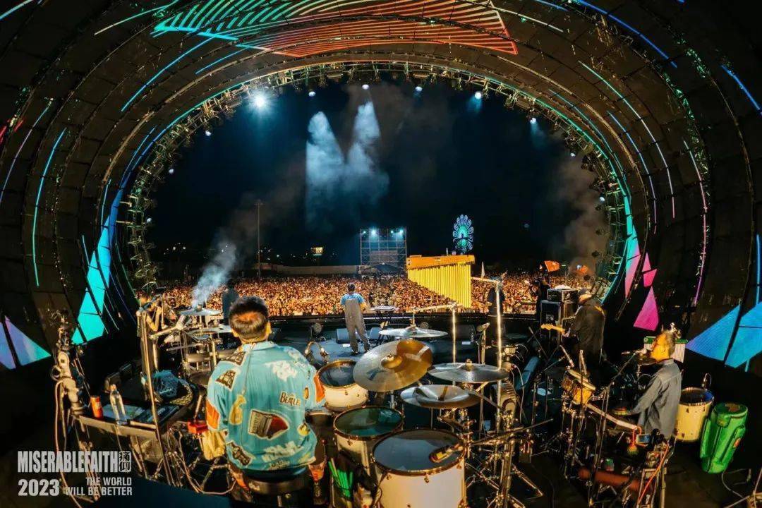 由于此次设的舞台中乐队区域并不大,为保证进入传