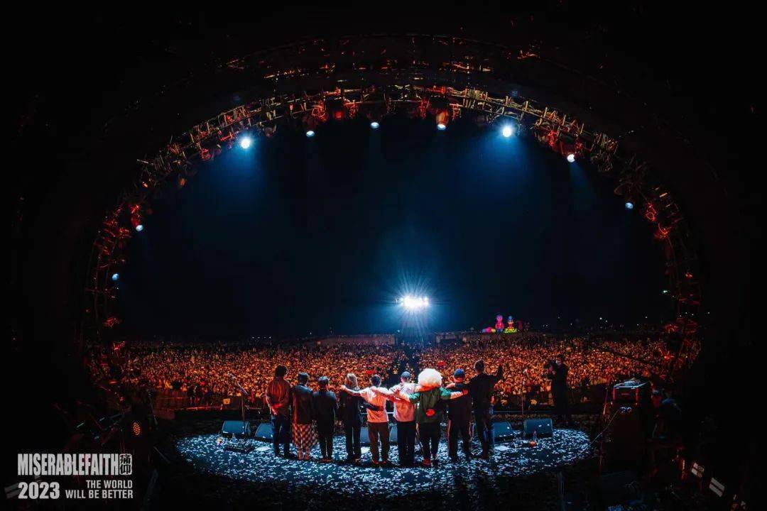 由于此次设的舞台中乐队区域并不大,为保证进入传