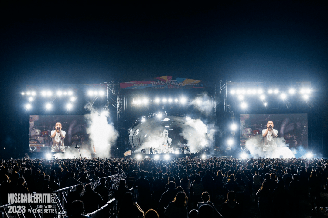 一样射向观众区,调动观众情绪,现场观众也会情不自禁拿出手机打开闪光