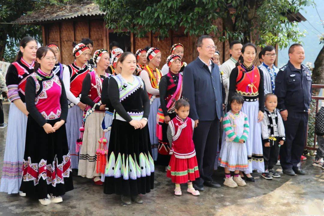 福贡石月亮乡亚朵村丨爱心试衣间喜揭牌,百姓挑衣展笑颜_集团_仪式