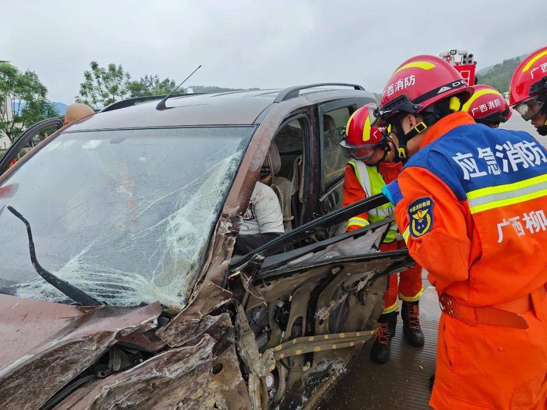 惊险!雨天路滑柳城县两车相撞,一人被困