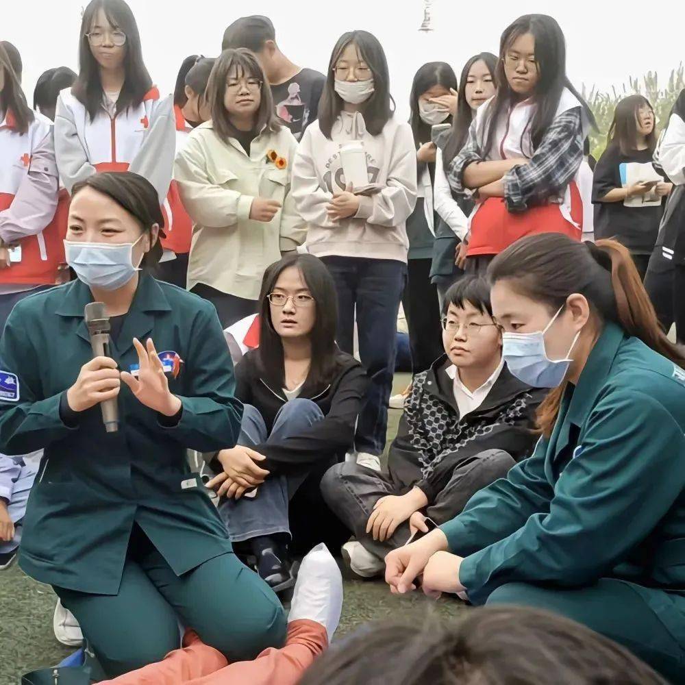 实时教学在纪念日当天,晋中市中医院急诊科医务人员走进晋中学院校