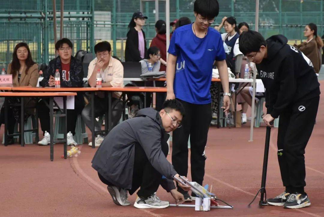 左右滑动查看更多左右滑动查看更多优秀作品展示及设计原理陈飞鸿组"