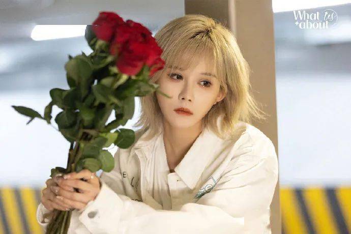 魅力十足的短发造型_郑秀文_图片_来源