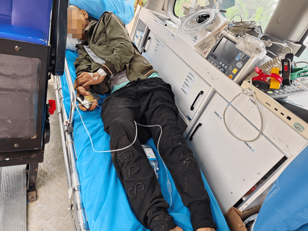 惊险!雨天路滑柳城县两车相撞,一人被困