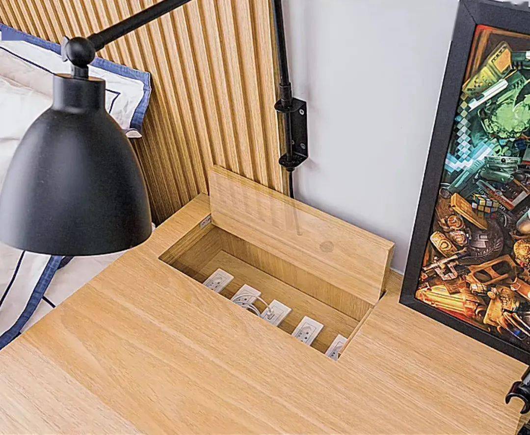 定制家具时则要将具体位置和尺寸交给厂家,根据插座尺寸定制桌面暗格