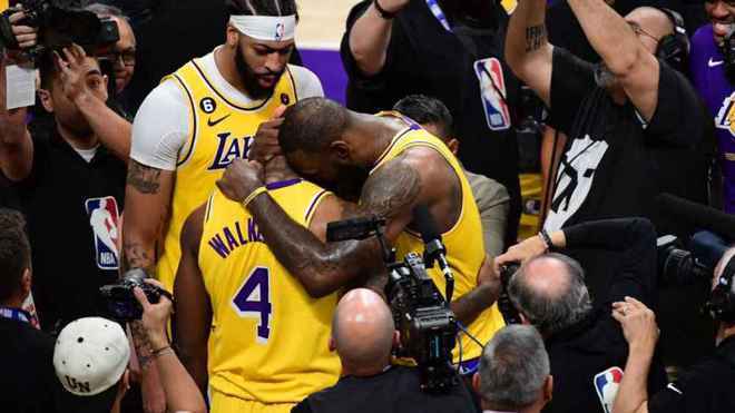 浓眉哥伤势更新:伤后需要借助轮椅返回更衣室 勇士队医也被安排待命