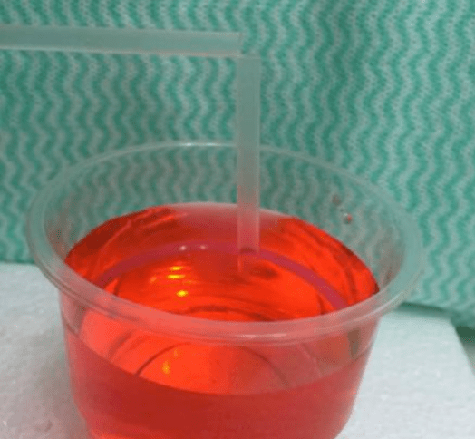 3.将短吸管插入水中,长吸管与短吸管摆成直角,同水面平行.2.