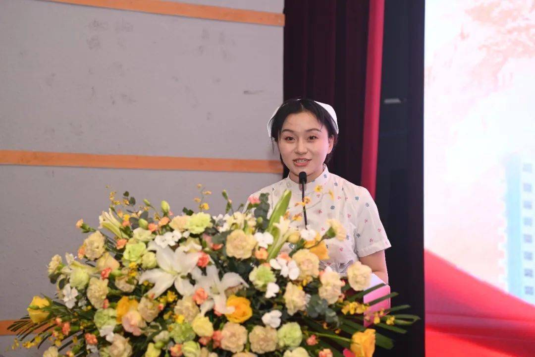 本科学员周嘉欣和研究生学员崔怡分别作为毕业学员代表发言,表示将