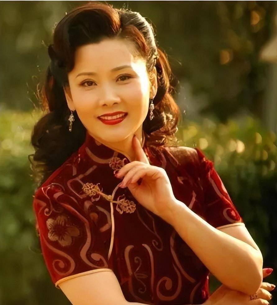 何赛飞打扮,我悟了:头发微卷,旗袍配高跟鞋,优雅到老_气质_身材_女人