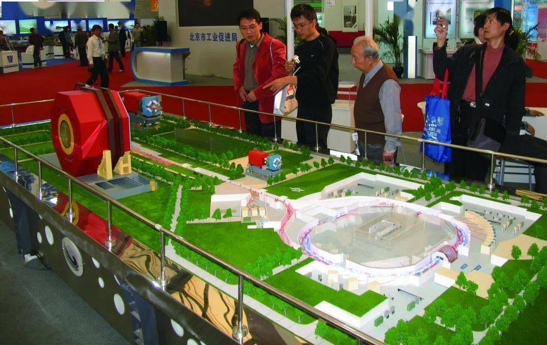 2006年中国国际高新技术成果交易会上展出的"北京正负电子对撞机模型"