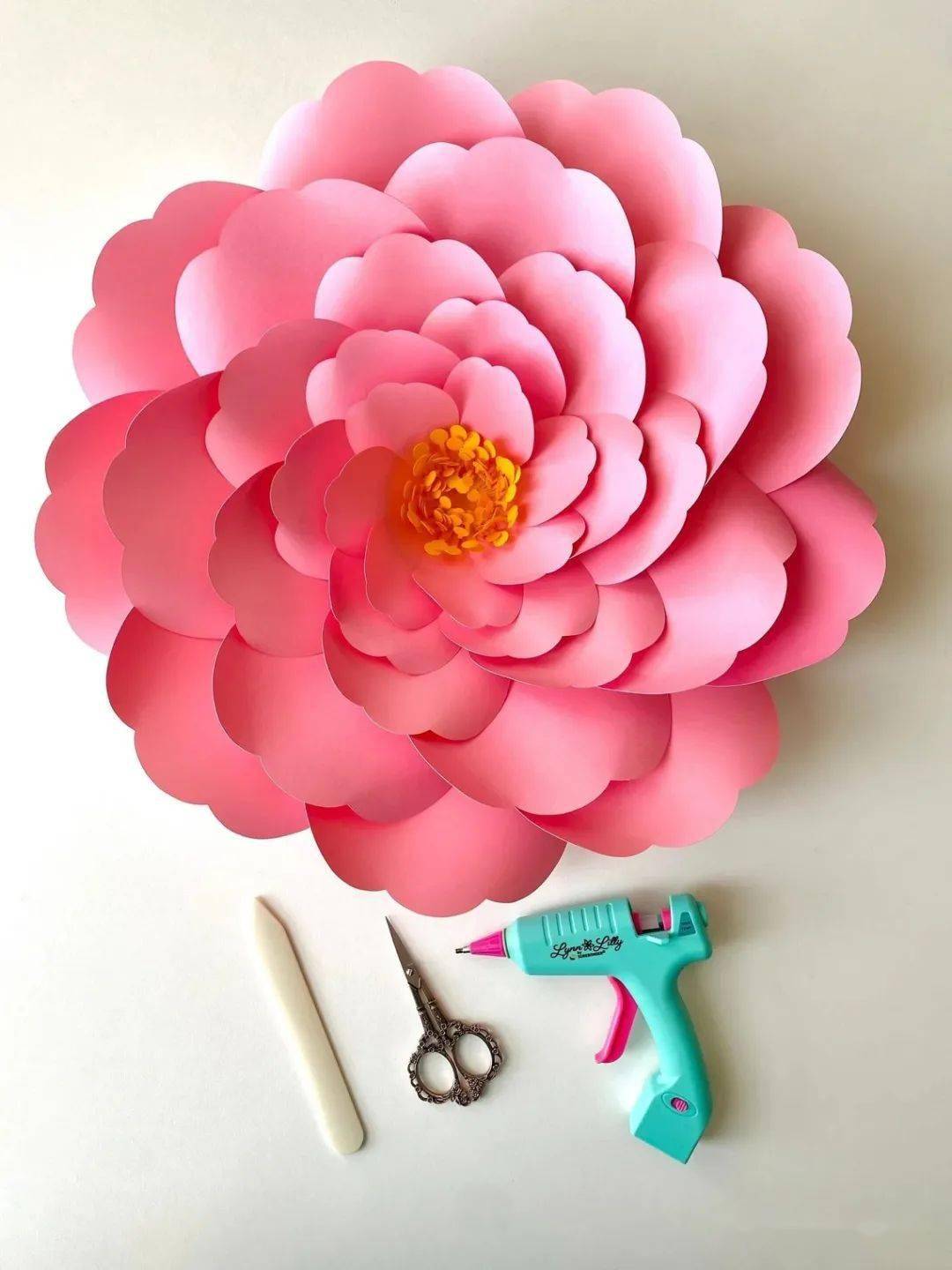 花朵换个方式只做一半更高级,几张彩纸剪剪再拼贴瞬间让你眼前一亮!