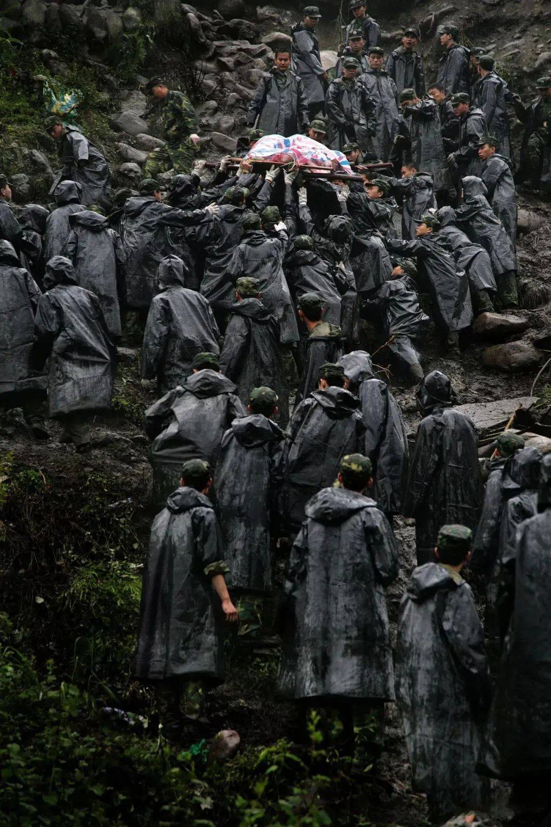 汶川地震救援官兵图片