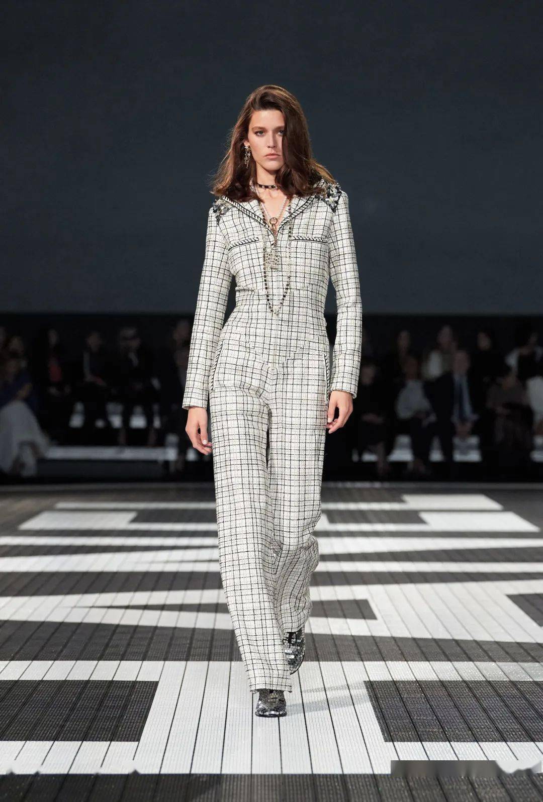 viard 维吉妮·维娅将秀场选在了好莱坞派拉蒙影城(paramount